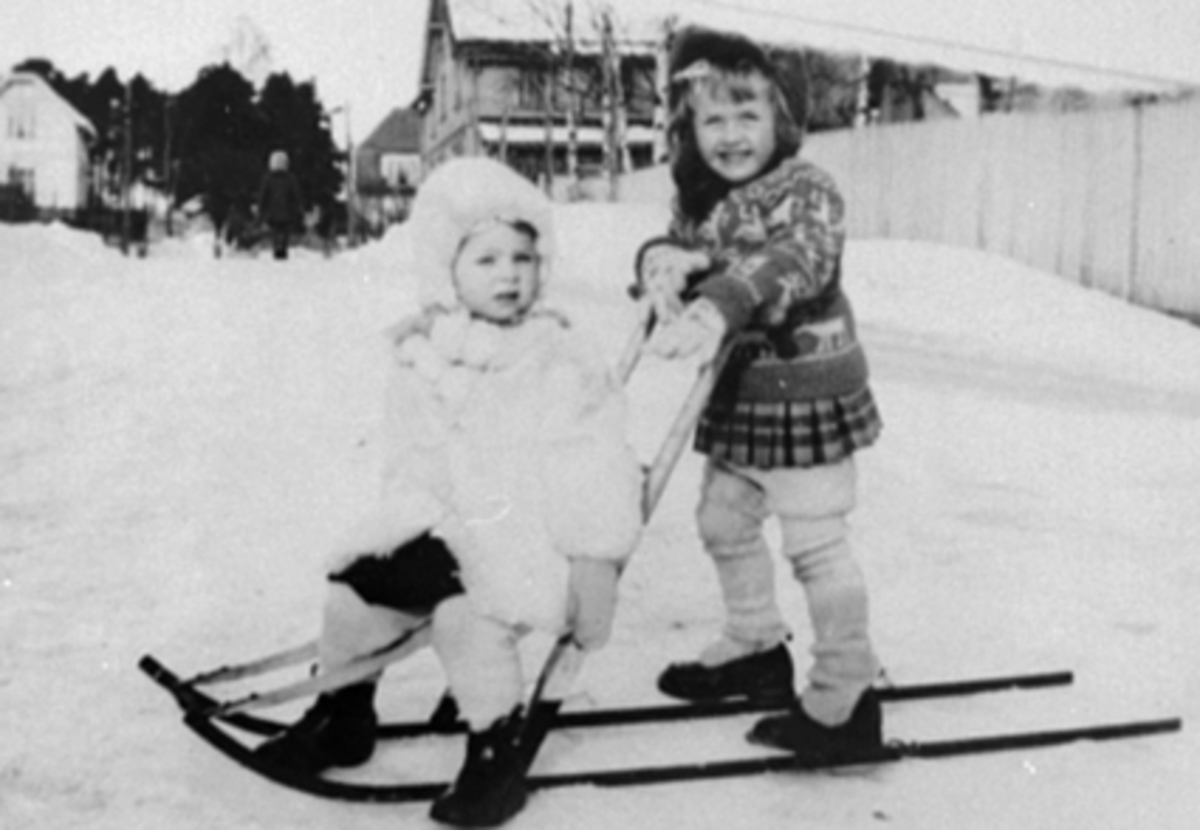 Anno Domkirkeodden, 2 JENTER PÅ SPARKSTØTTING, VINTER, FRA VENSTRE: REIDUN MARTINSEN, HANNE MORTENSEN GIFT LYSTAD, WERGELANDS GATE