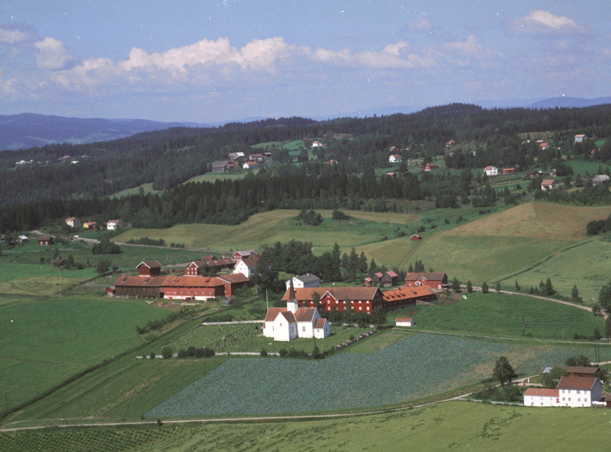 Widerøes Flyveselskap A/S, Flyfoto av Brøttum kirke, Ringsaker. Mæhlum søndre og nordre. Landskapet rundt.