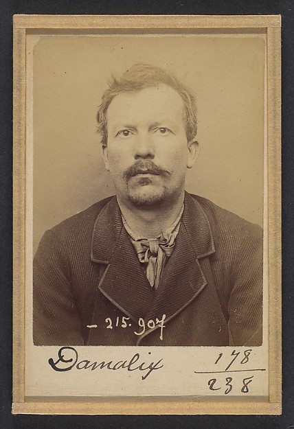 Alphonse Bertillon, Damalix. Émile, Auguste. 37 ans, né à St-Claude (Doubs). Charpentier. Anarchiste. 19/3/94.