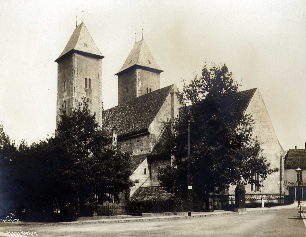 Anders Beer Wilse, Mariakirken, Bergen, Hordaland. Fotografet 1912.