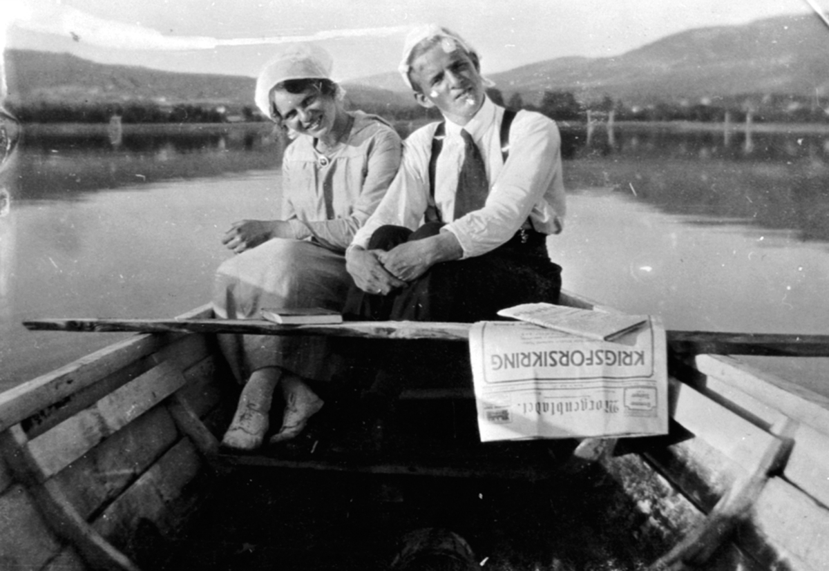 Anno Domkirkeodden, Alfhild og Karl Løken i robåt på Mjøsa i Furnesfjorden utenfor Brumunddal.