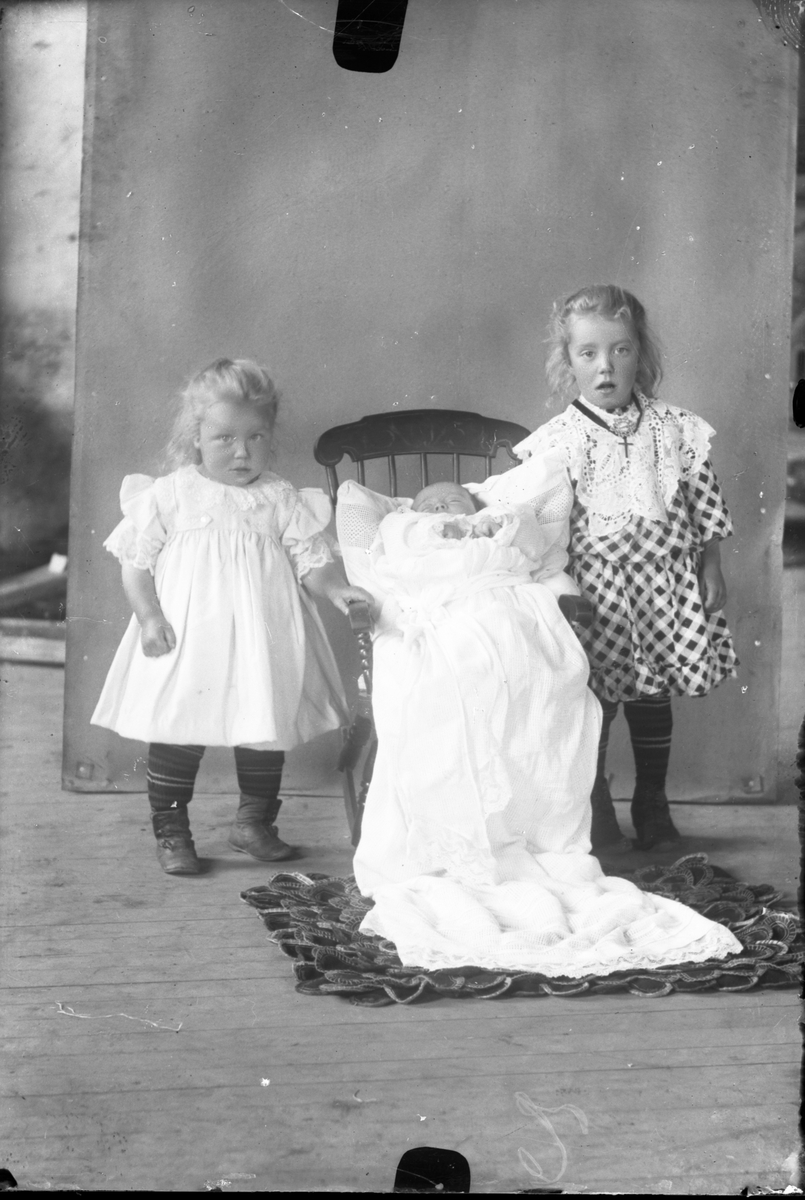 Oscar Holte, Portrett av tre små barn
