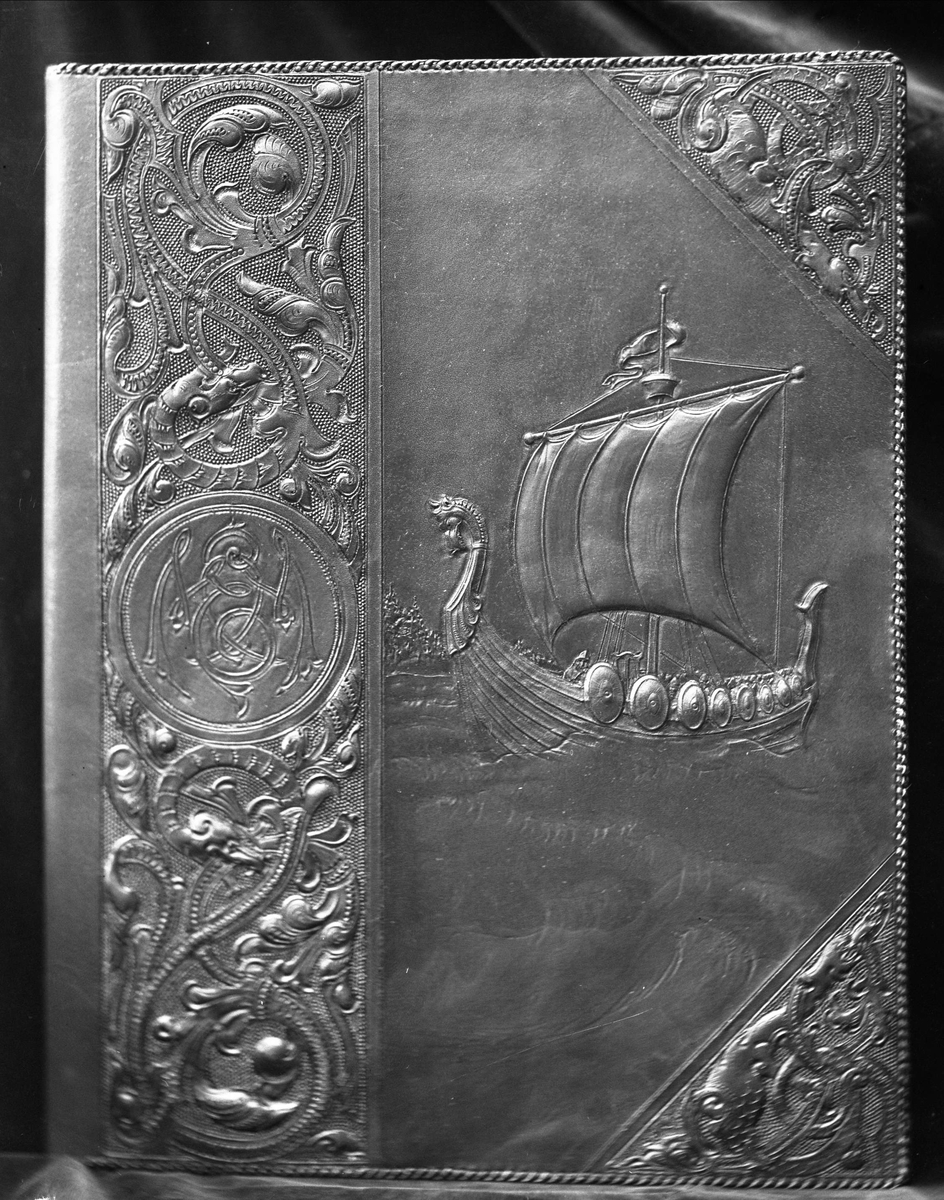 Gustav Borgen, Vikingskip og norrøn ornamentikk på lær(?)