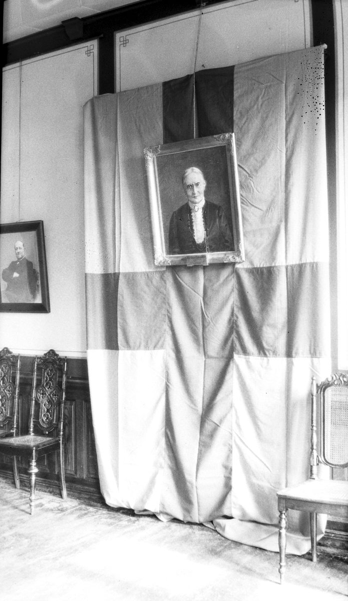 Birger Enlund, Målat porträtt av Karolina Själander hängandes över en svensk flagga.