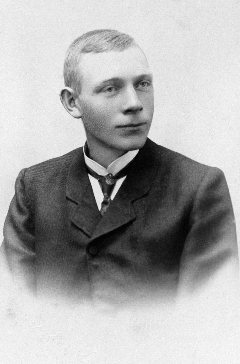 Anno Domkirkeodden, PORTRETT: MIKKEL ENGEBAKKEN FØDT: 23. 04. 1888, HOLABAKKEN