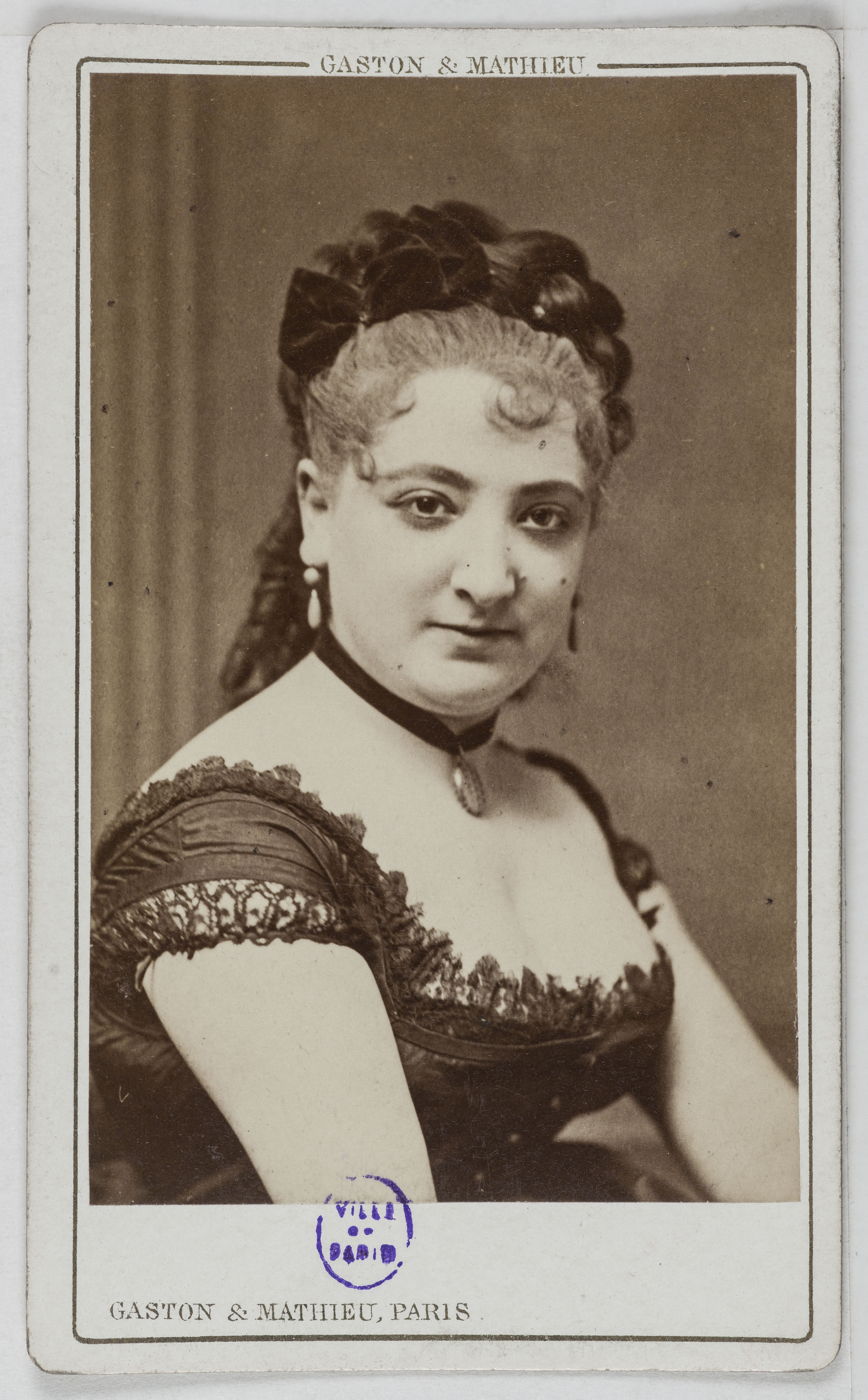 Mathieu & Cie Gaston, Portrait de Noémie (cadetti), actrice au théâtre de l'Eldorado.