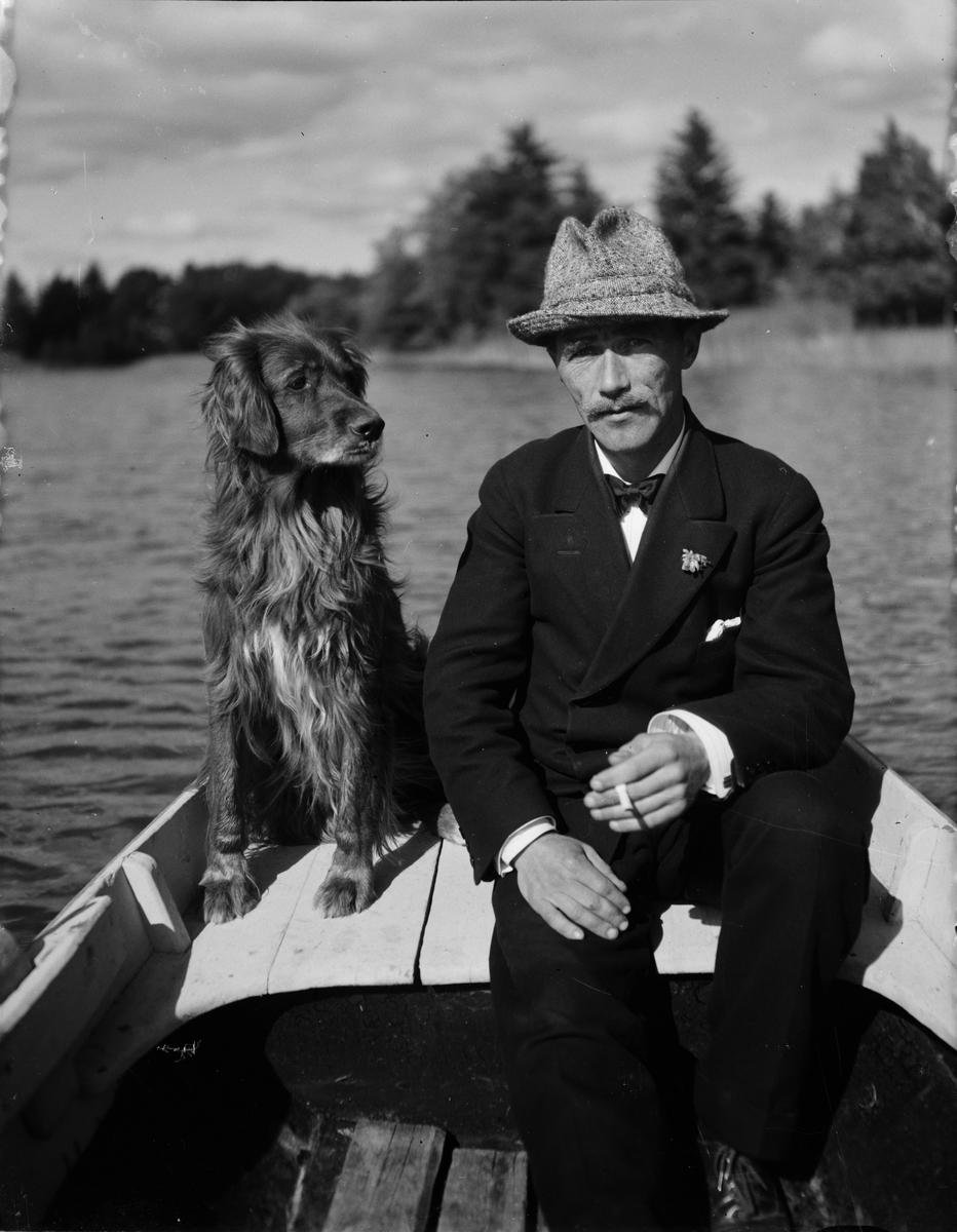 Skötsner-Edhlund, Man och hund i båt, Östhammar, Uppland