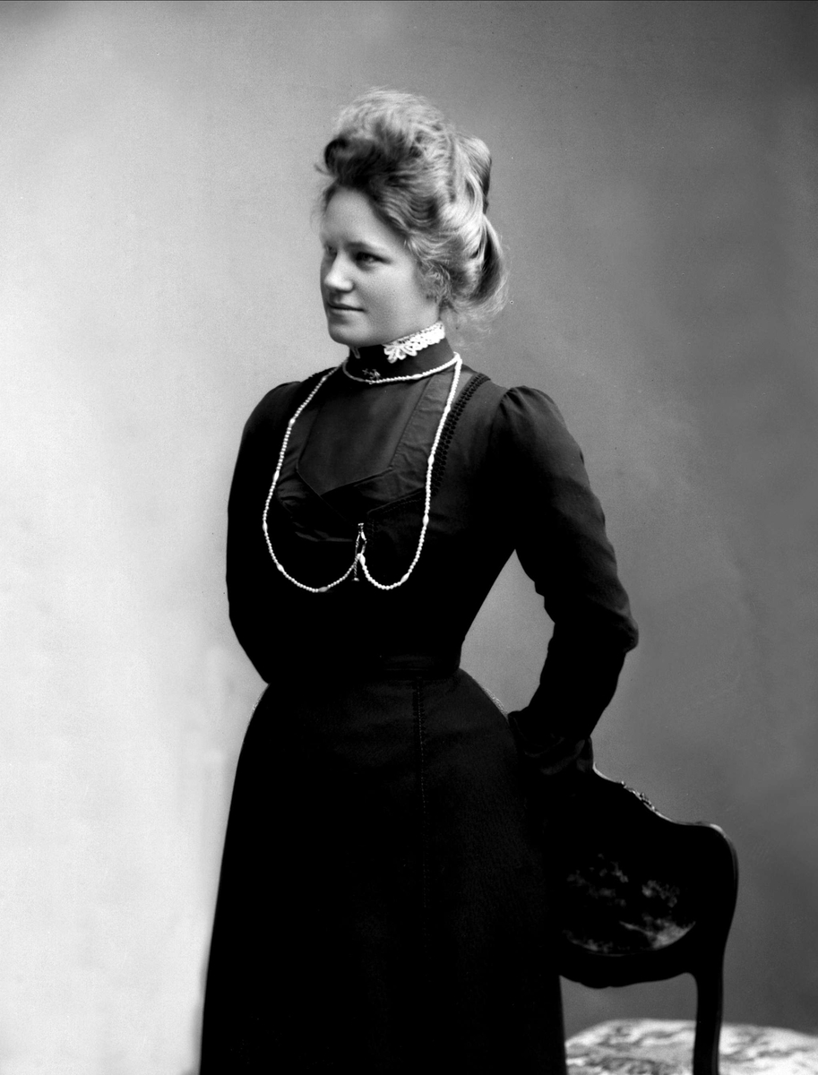 Gustav Borgen, Portrett, kvinne i svart kjole. Frk Dreyer.