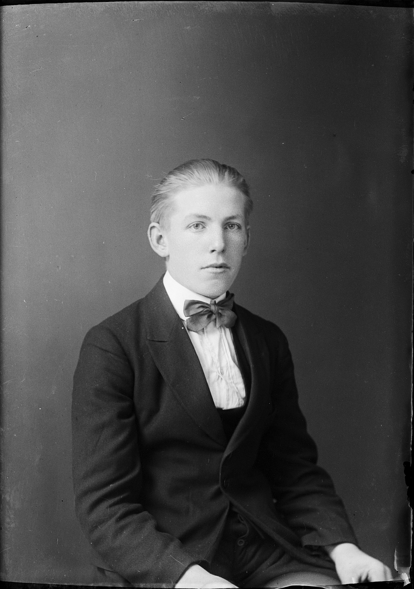 Skötsner-Edhlund, Ateljéporträtt - Knut Westerlund från Nolsterby, Börstil socken, Uppland 1923