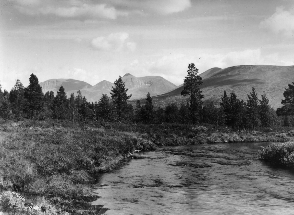 Anders Beer Wilse, Landskap med fjellet Sølen og elven Mistra i Rendalen, med lokalnavnet Stria.