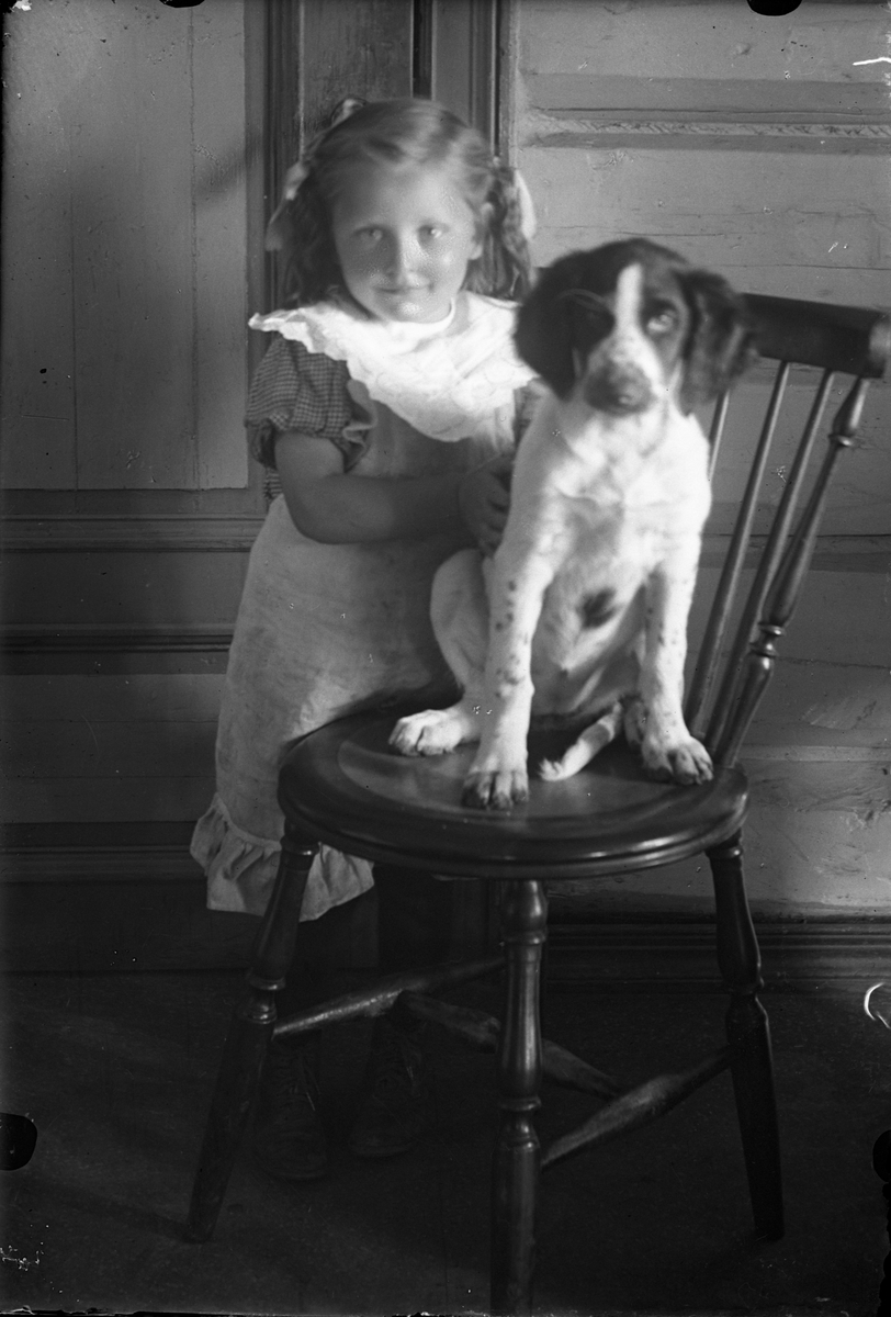 Oscar Holte, Portrett av ei lita jente og en hund