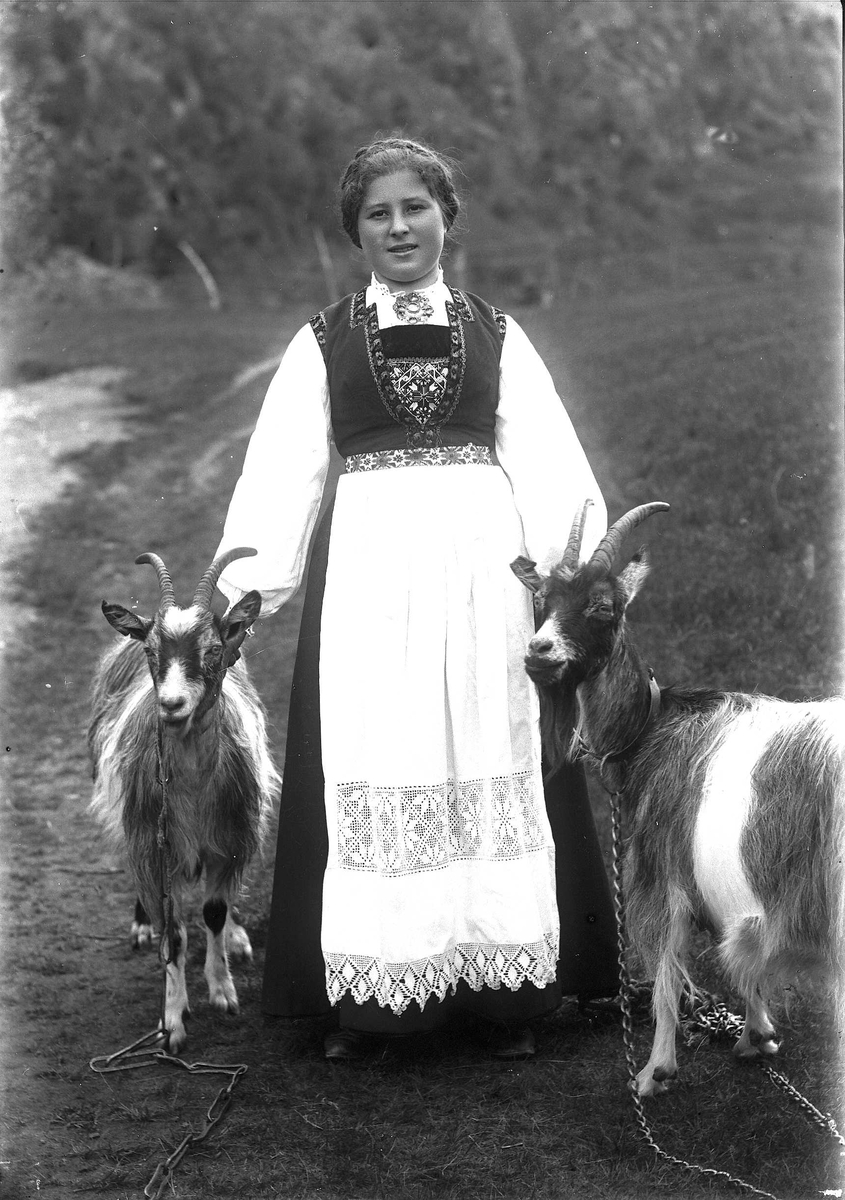 Solveig Lund, Kvinne i nasjonaldrakt holder to geiter.