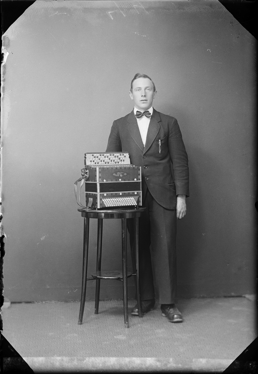 Skötsner-Edhlund, Ateljéporträtt - Knut Holmgren från Gimo, Skäfthammar socken, Uppland, 1923