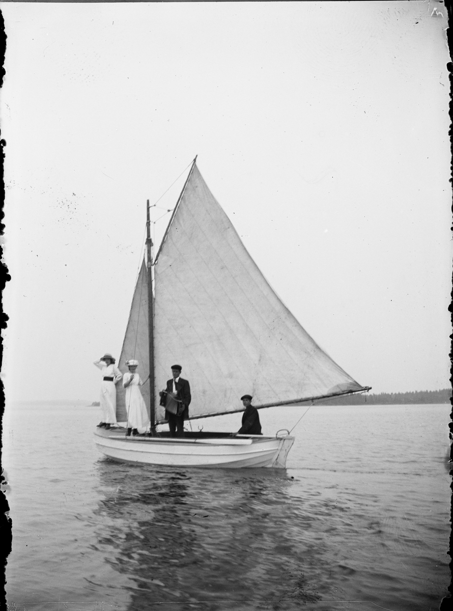 Skötsner-Edhlund, Kvinnor och män på en segelbåt, Östhammar, Uppland