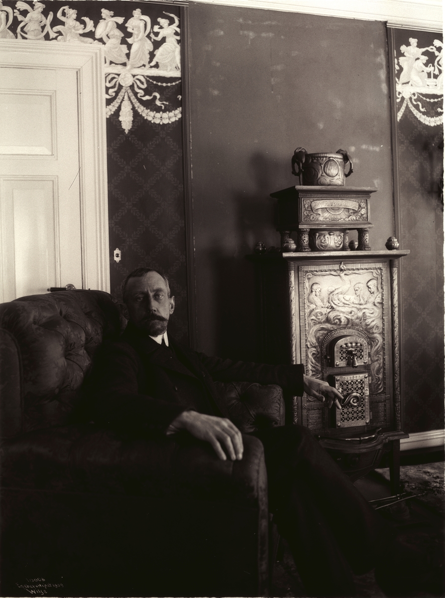 Anders Beer Wilse, Prot: Roald Amundsen - sittende ved Kaminen 7/3 1909