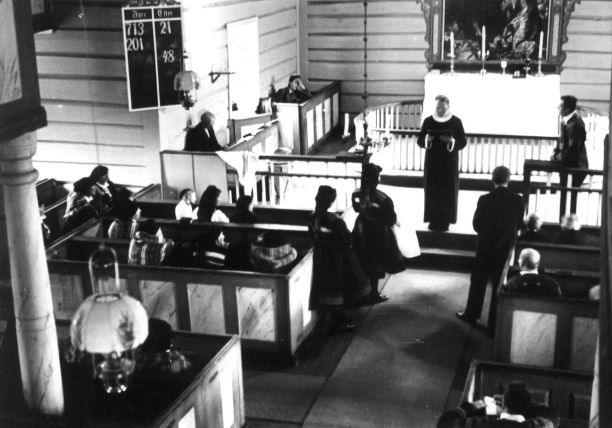 Anna Grostøl, Valle, Aust-Agder 1938. Bededag. Dåp i valle kirke, presten står foran forsamlingen.