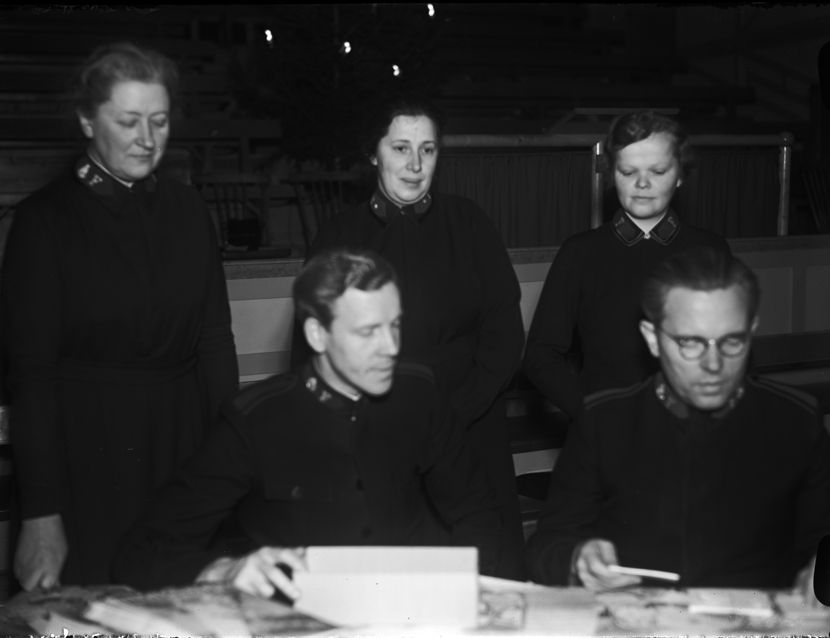 Paul Sandberg, Kårchef Helge Bergström, brigadör David Eriksson, chefen för slumstationen major Berta Norlander, adjutant Dagmar Holmberg och lötjnant Elin Theodorsson på Frälsningsarméns julfest, S:t Persgatan 20