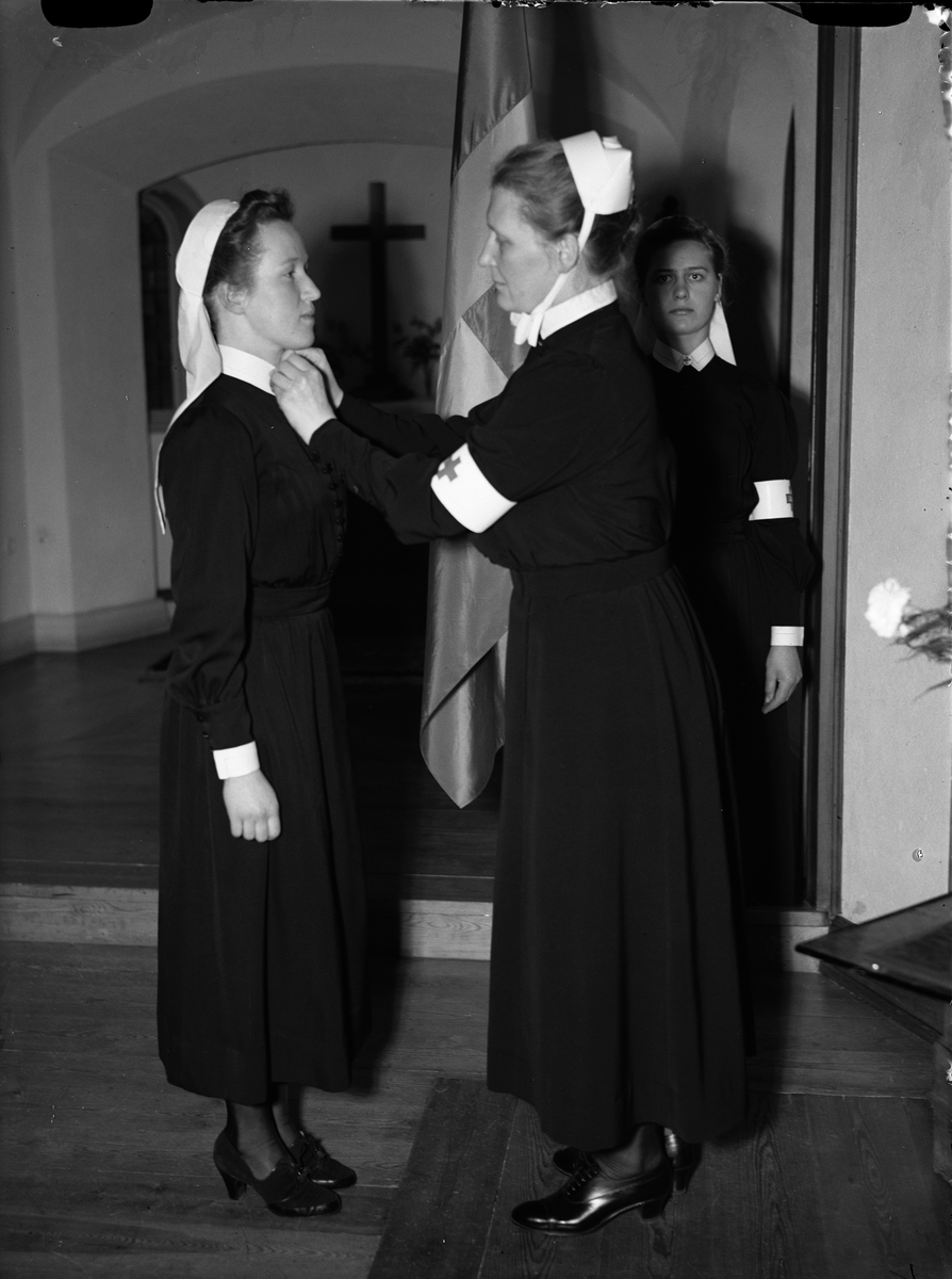 Paul Sandberg, The foreman at the Academic Hospital’s Nurse Training Elisabeth Dillner attaches the brooch to a newly graduated nurse, the Akademiska Hospital Nurse Home