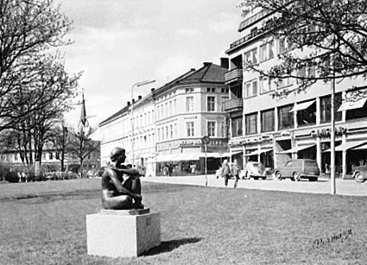 Anno Domkirkeodden, KVINNESKULPTUR, HAMARPIKEN, STRANDGATEPARKEN, HANDELENS HUS OG OSCAR WIIK I BAKGRUNNEN.