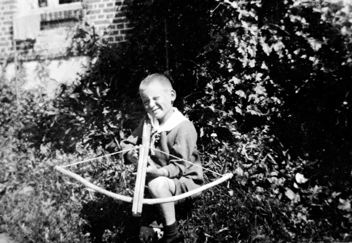 Anno Domkirkeodden, Christian Sundt med armbrøst, barnelek, Granerud gård, Brumunddal.