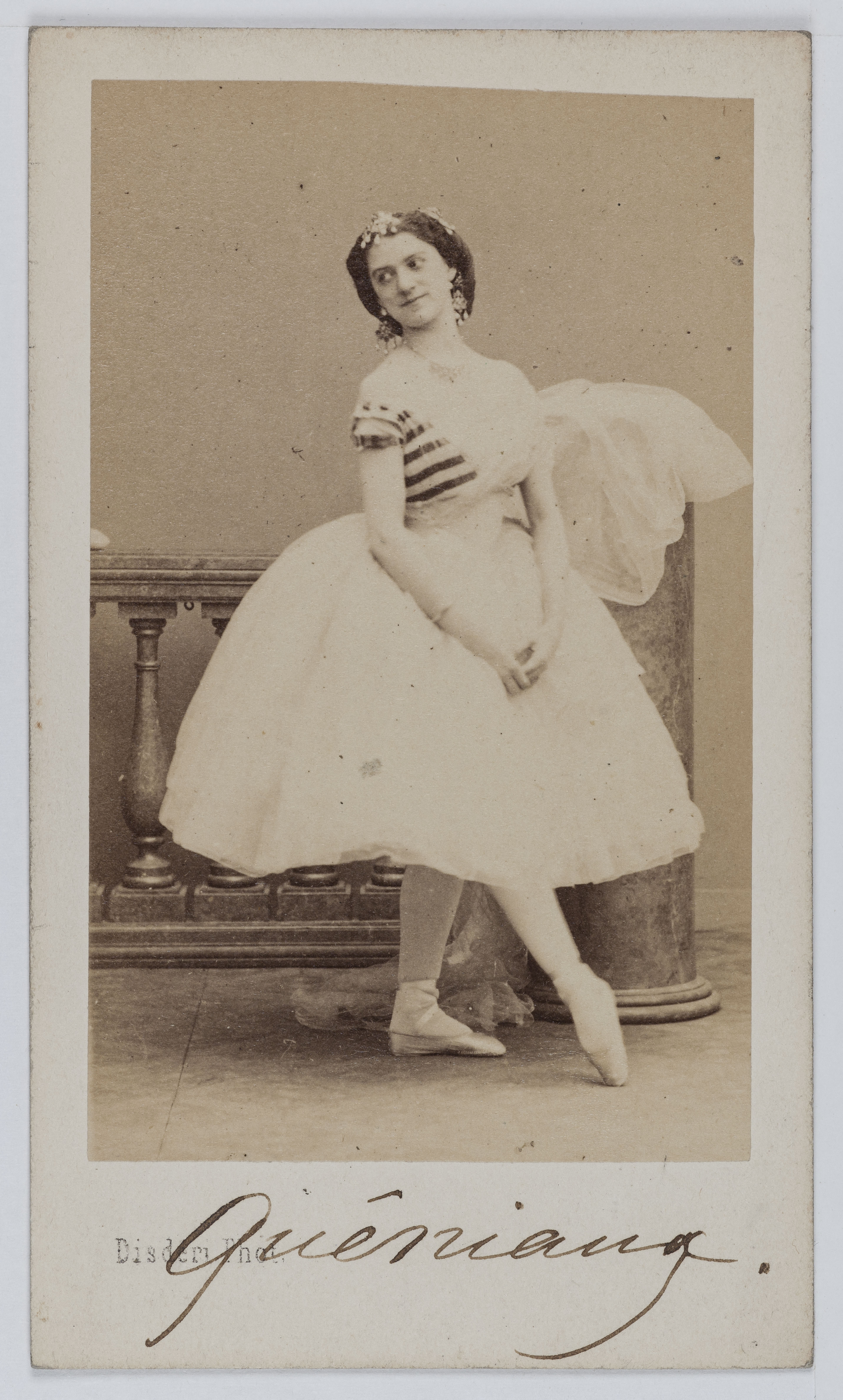 André-Adolphe-Eugène Disdéri, Portrait de Queniaux, danseuse à l'Opéra entre 1852 et 1858.