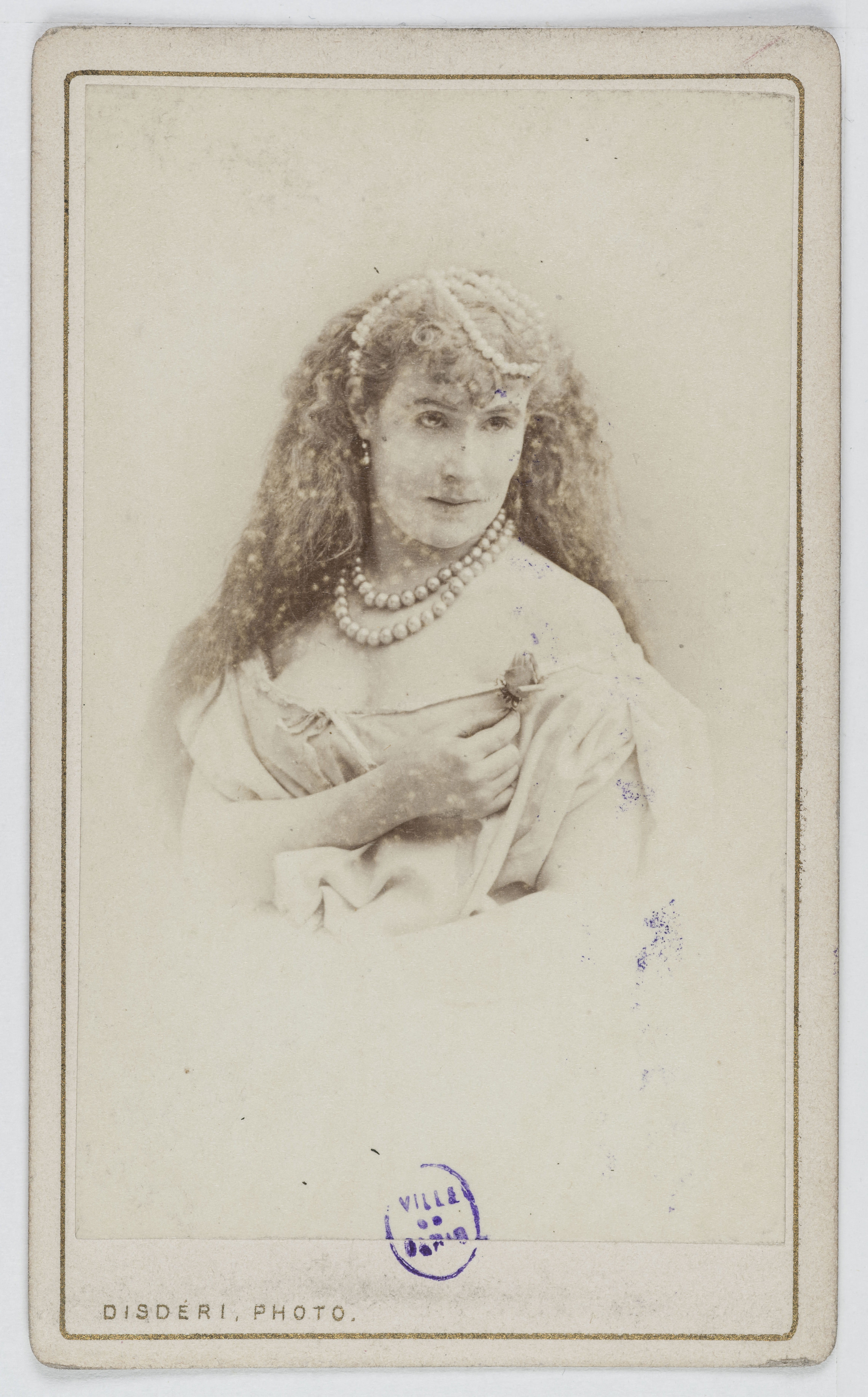 André-Adolphe-Eugène Disdéri, Portrait de L. Sergent, actrice au Théâtre des Bouffes-Parisiens en 1869.