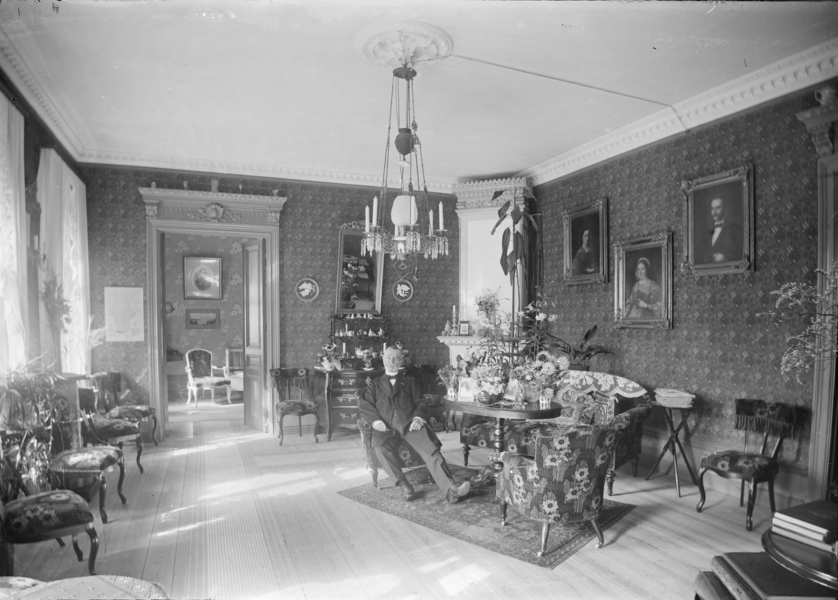 Henri Osti's Fotografiateliér, Kapten Carl Johan Arborén i sin salong, Järnbrogatan 46, Uppsala 1909