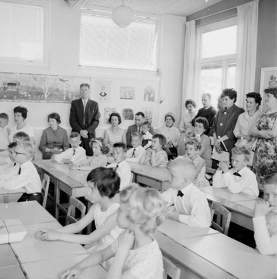 Knut Borg, Rostaskolan, klassrumsinteriör, skolbarn med lärarinna. Sussis och Hasses examen. Examen i andra klass,1961. Lärarinna Märta Ljung