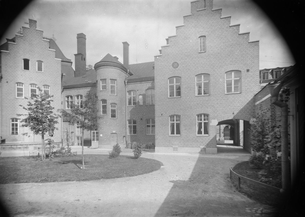 Henri Osti's Fotografiateliér, Gårdsinteriör, Sprithandelsbolaget, Dragarbrunnsgatan 43, Uppsala 1909