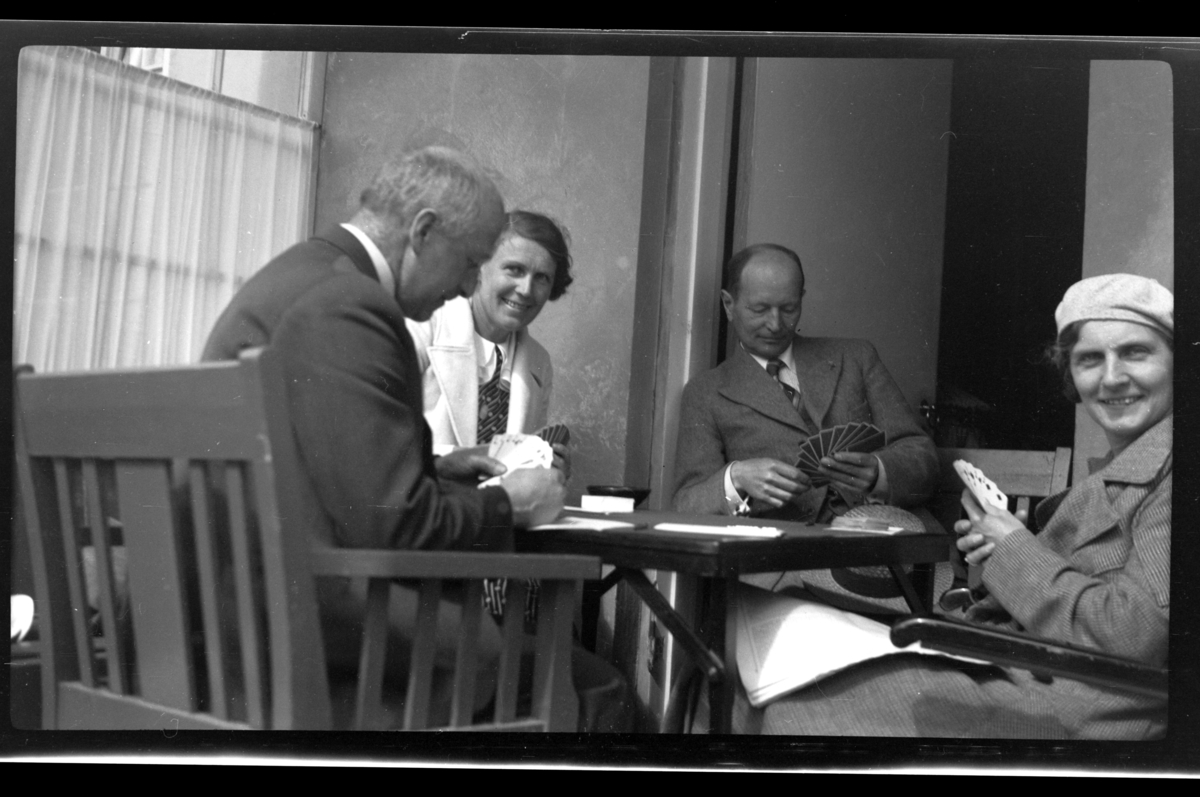 Rolf Sr. Sundt, Rolf Sundt sr., Betsy Aubert Hansen, Einar Hansen og Hilda Sundt sitter og spiller kort, Herøya. Fotografert 1936.
