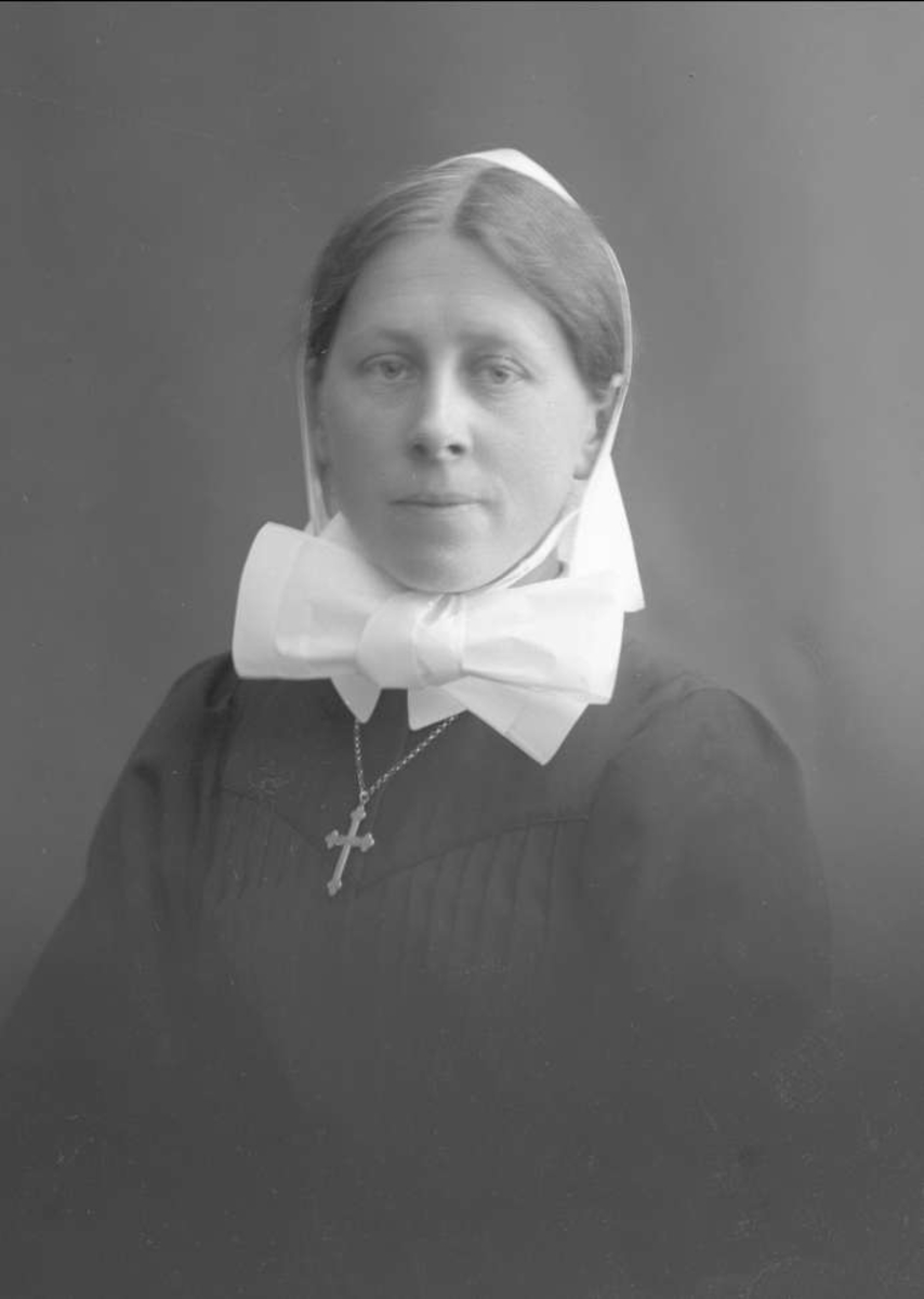 Gustav Borgen, Portrett, sykepleier i uniform. Søster Ingeborg Jørgensen.