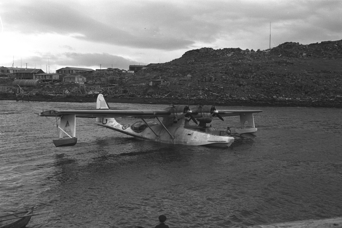 Ola Hanche-Olsen, Gjenreisning i Honningsvåg. En Catalina-flybåt i havn. I bakgrunnen brakkebebyggelsen. 1946/47.