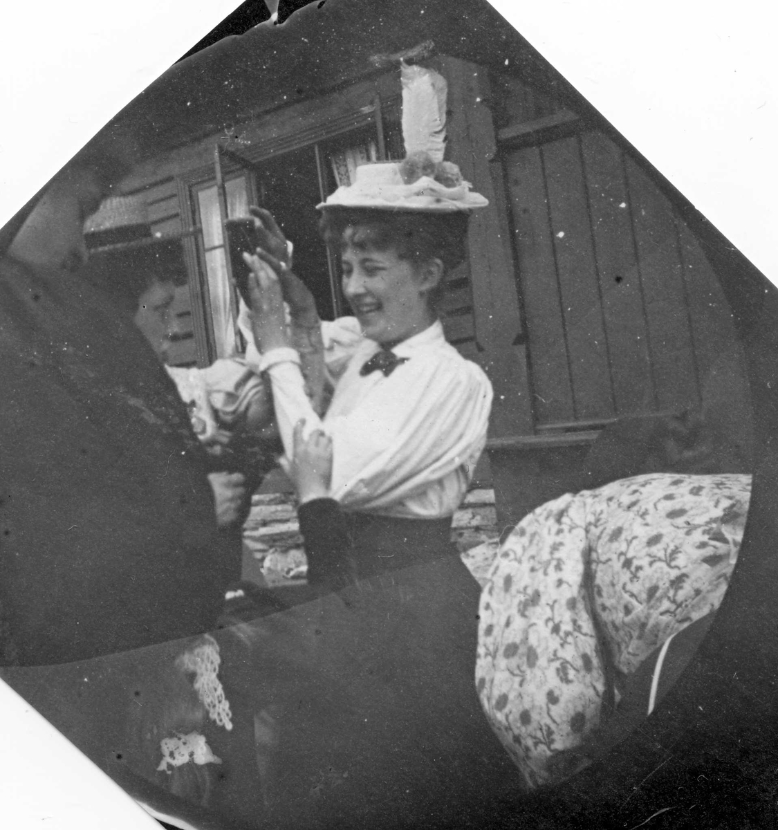 Fredrik Carl Mülertz Størmer, Frk. Anna Holm foran hus med åpent vindu på Golå, Sør-Fron, Oppland.