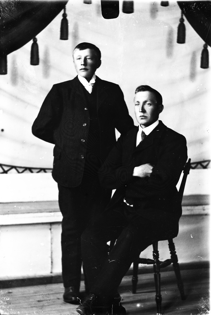 Oscar Holte, Portrett v to menn