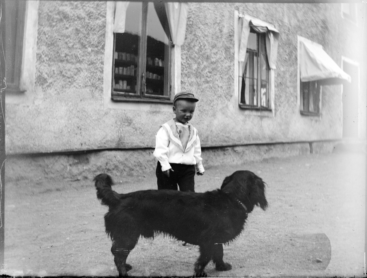Carl Liljefors, Ivar Liljefors och hunden Jack, Svartbäcksgatan 37, kvarteret Edda, Uppsala 1900 - 1901