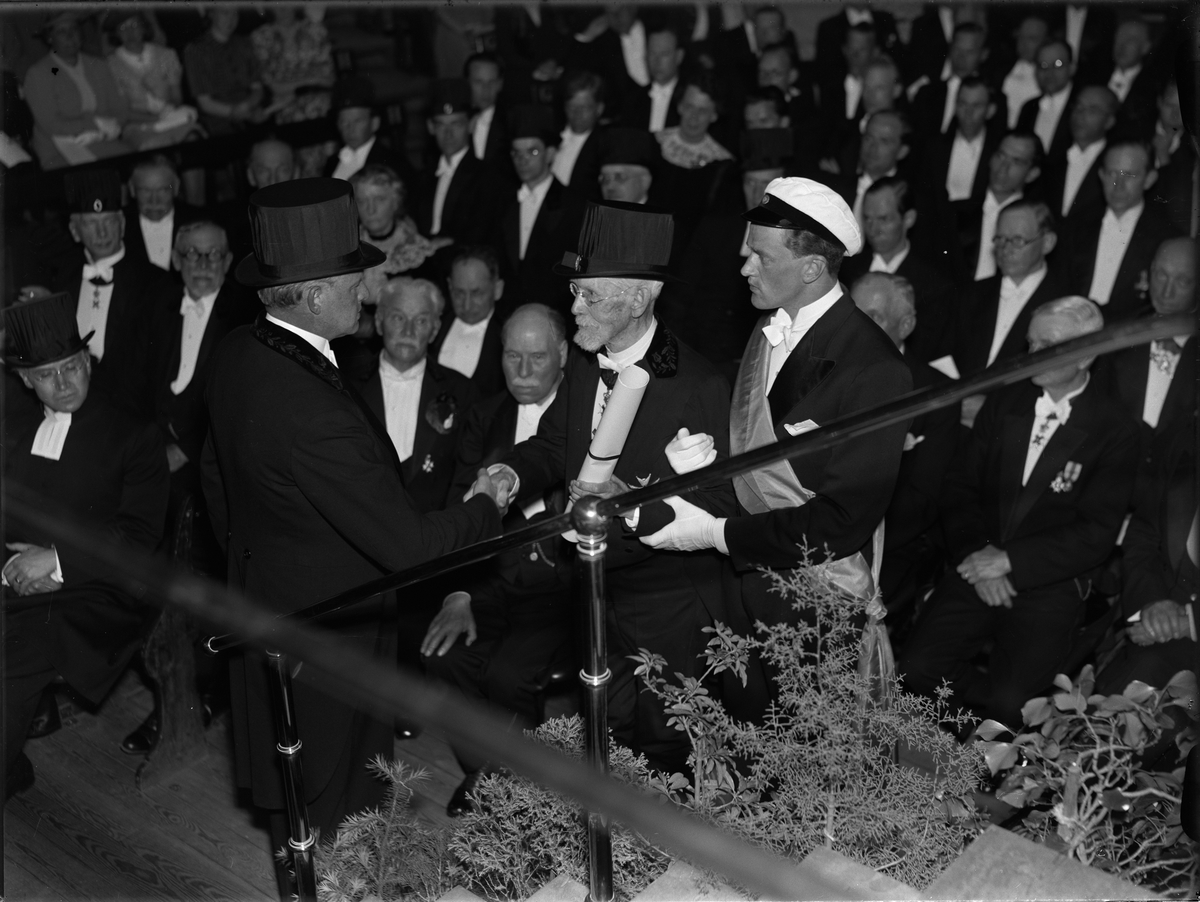 Paul Sandberg, Professor Carl-Olof Nylén reaches over the Jubeldoctor’s diploma to Professor J August Hammar at a PhD in University Saulan