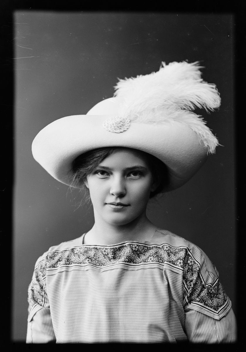 Skötsner-Edhlund, Ateljéporträtt - Signe Jansson, Östhammar, Uppland