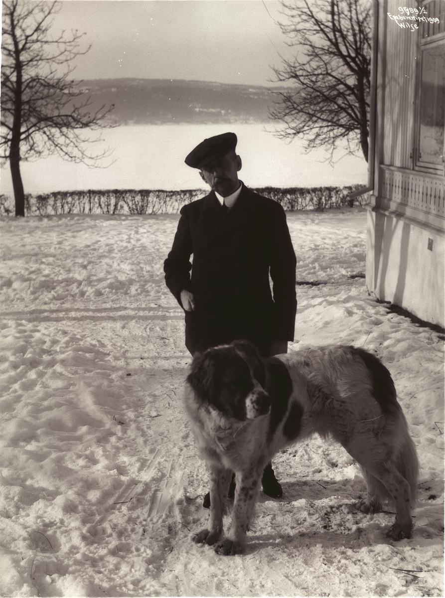 Anders Beer Wilse, Prot: Roald Amundsen - med sin hund ? 7/3 1909