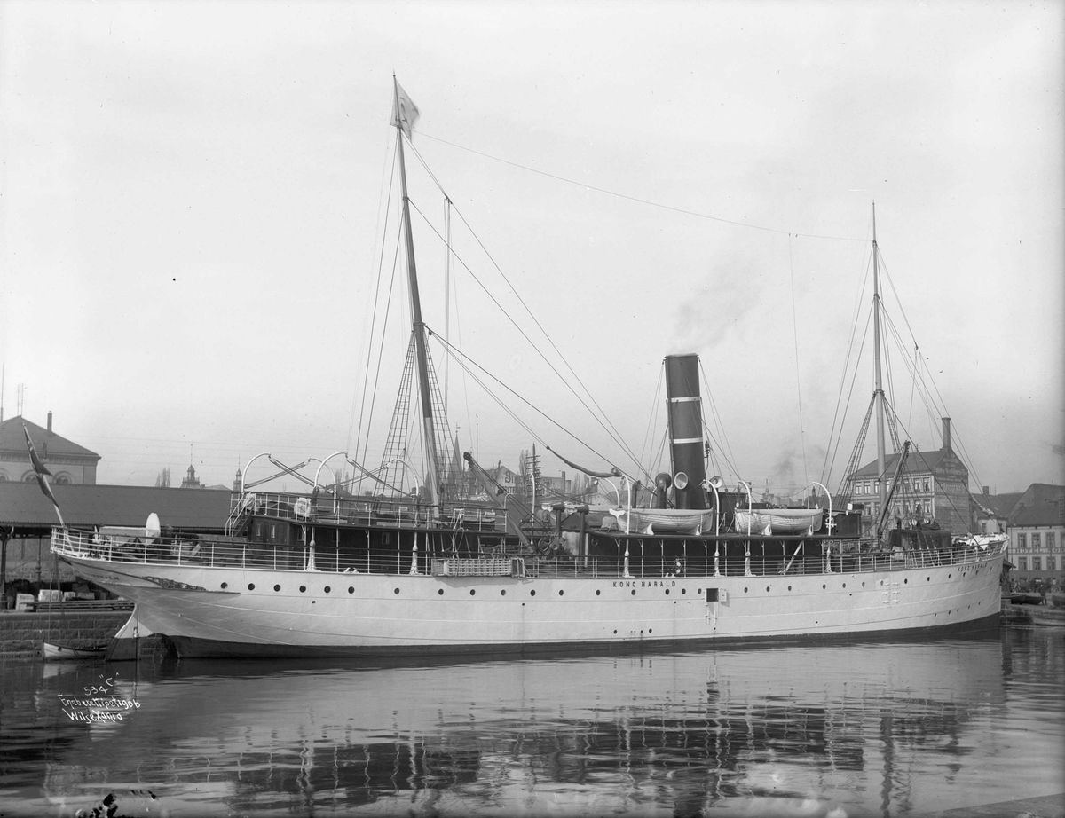 Anders Beer Wilse, D/S Kong Harald (b. 1890, Tecklemborg, Geestemünde), ved Revierbryggen, 3/4 akter