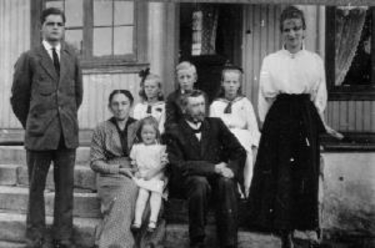 Anno Domkirkeodden, Gruppe voksne og barn. Overrettssakfører Falch med familie. Landhandler, Næroset.