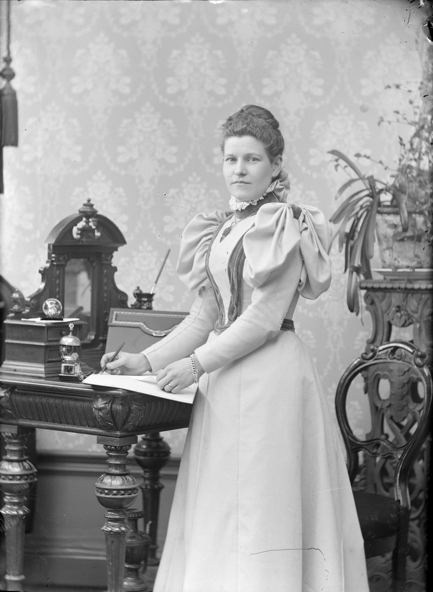 Henri Osti's Fotografiateliér, Ateljéporträtt - Emma Osti, Uppsala före 1914