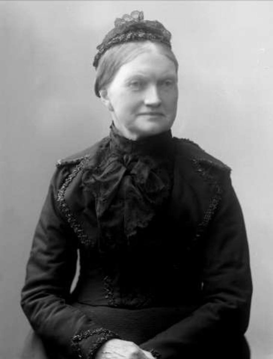 Gustav Borgen, Portrett, eldre kvinne i mørk drakt. Fru Nanna Ørnberg.