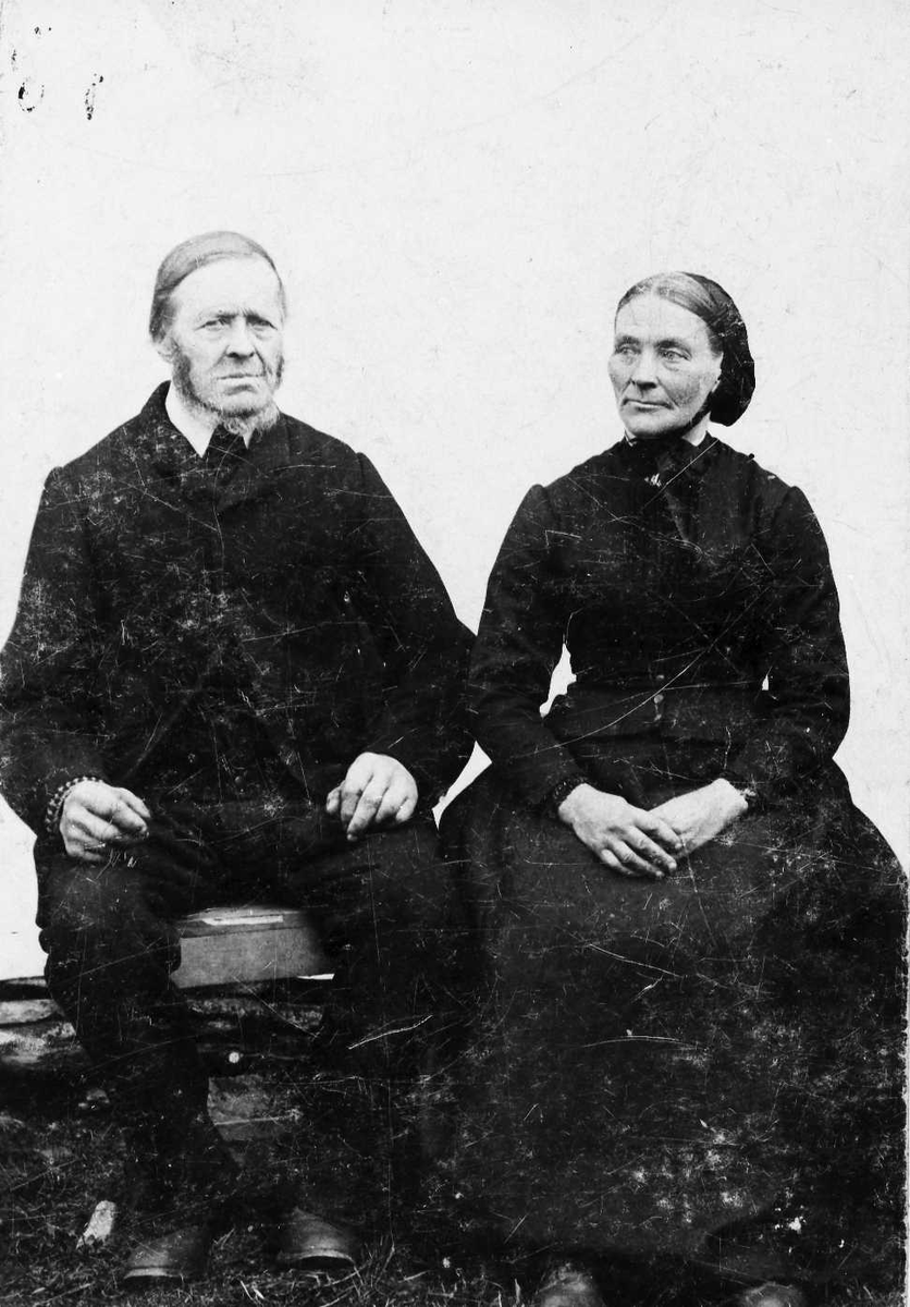 Henrik Augustinsson Stinessen, Personer, klær.