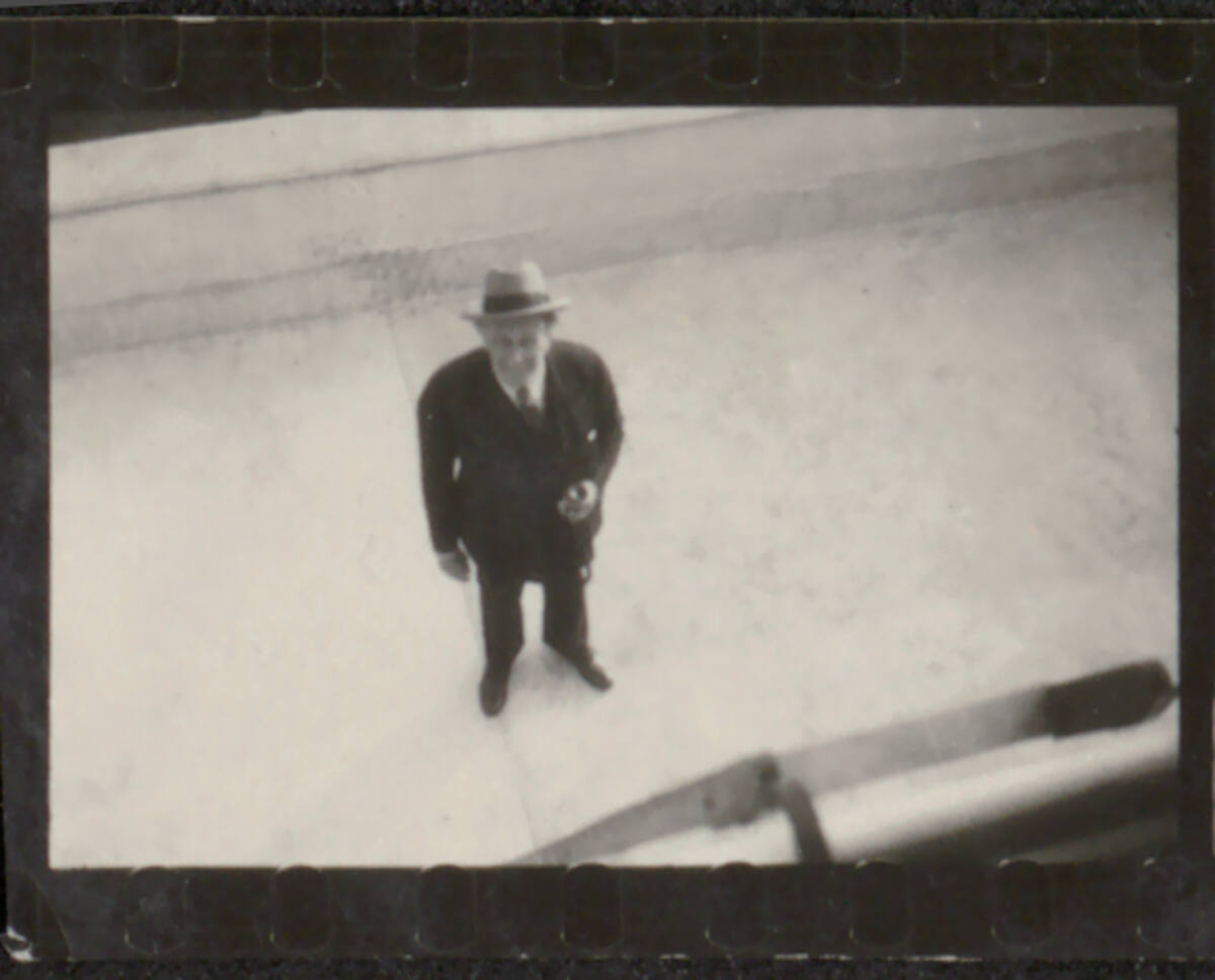Anonym, Haus Hans und Anny Moller, Wien XVIII., Starkfriedgasse 19, Adolf Loos auf der Terrasse des Hauses Moller