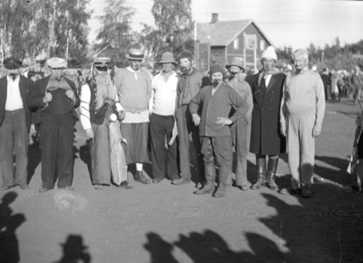 Anno Domkirkeodden, STANGEDAG, STOR GRUPPE UTKLEDDE FOLK, YTTERST TIL HØYRE: SIGVART BERG, MANNEN MED DET LANGE SKJEGGET: ANTON HOEL, MANNEN MED LYS HATT: ARNE RØHNE, DEN GAMLE IDRETTSPLASSEN, STANGEBYEN