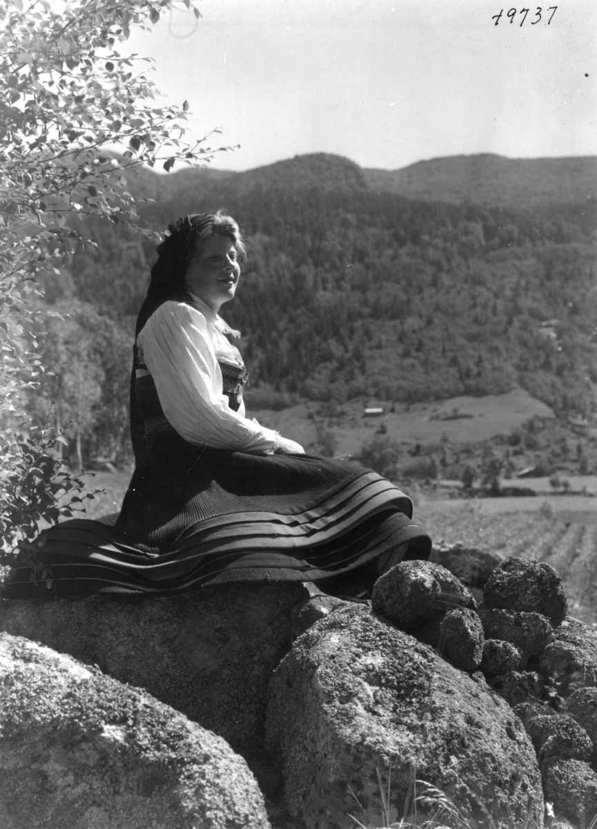 Anders Beer Wilse, Kvinnedrakt