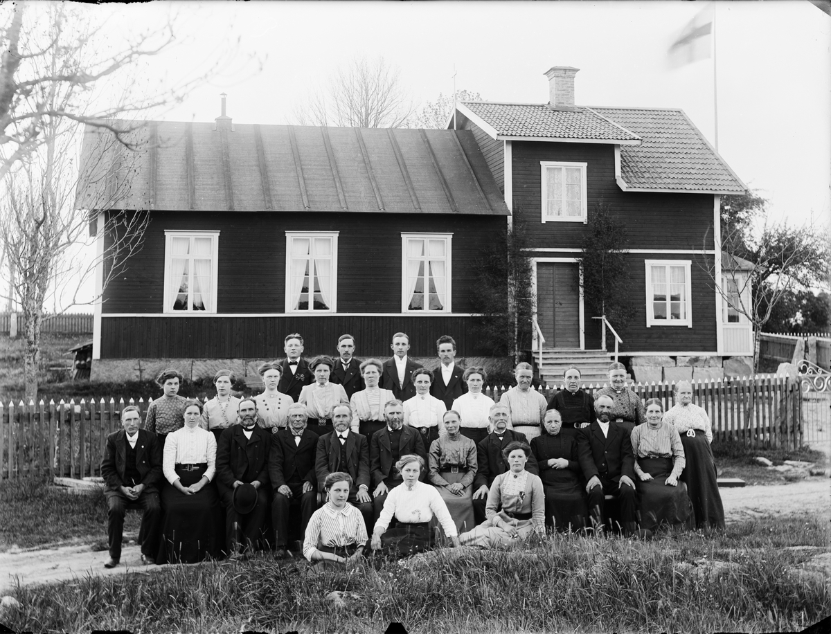Skötsner-Edhlund, Grupporträtt vid Missionshuset i Tuskö, Börstil socken, Uppland