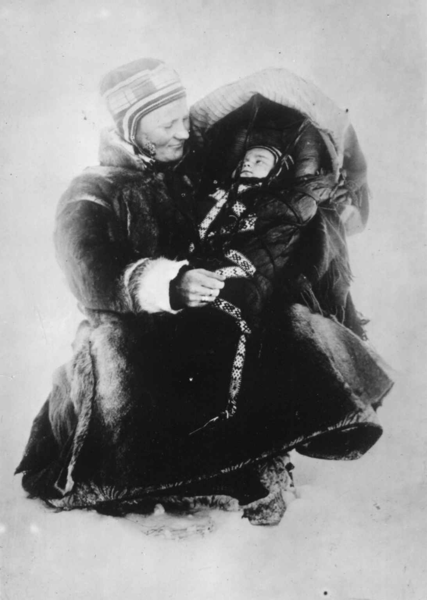 Ellisif Rannveig Wessel, Kvinne med et barn i komse, Marit Banne med datteren Inga, Sør-Varanger, Finnmark, antatt tatt vinteren 1897.
