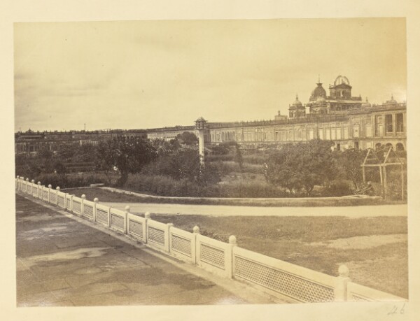Unknown, [Courtyard in the Kaiserbagh, Looking toward the Kaiser Pasand, Lucknow]