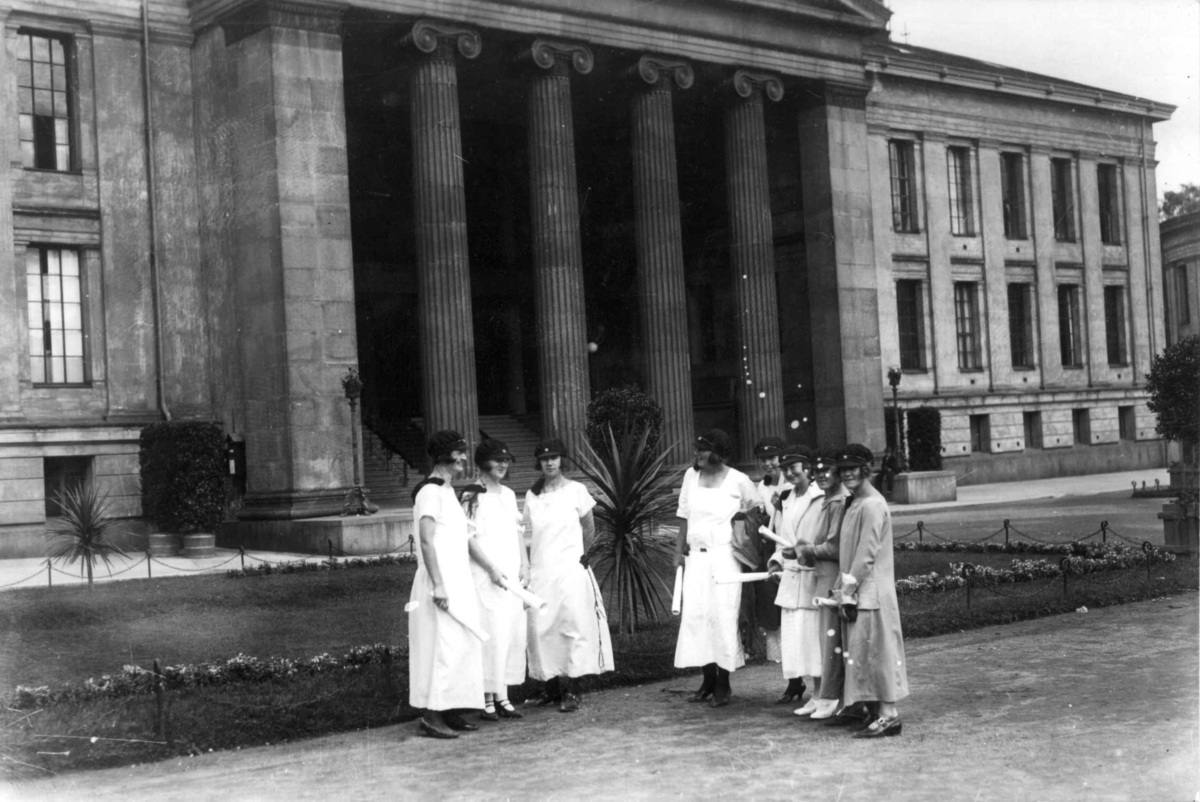 Hermann Christian Neupert, Immatrikulering. Kvinnelige studenter på Universitetsplassen i Oslo.